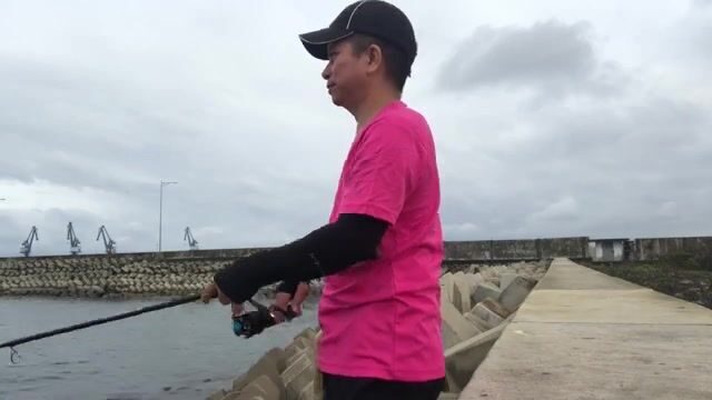 На каменистом берегу в Бате мы поймали трех тунцов и саргана на самоделку