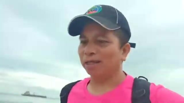 На каменистом берегу в Бате мы поймали трех тунцов и саргана на самоделку