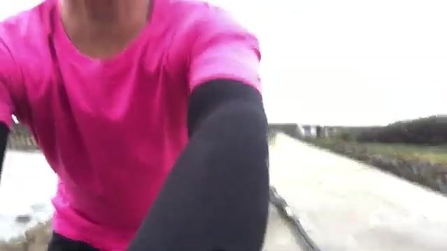 На каменистом берегу в Бате мы поймали трех тунцов и саргана на самоделку