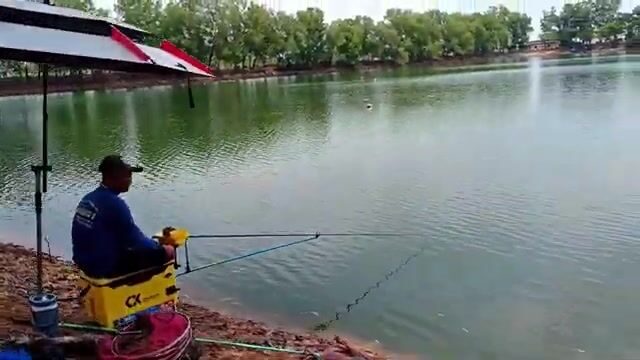 На озере Хотрам в Лонгане ловили мелкую рыбу, пока соседи поднимали крупную