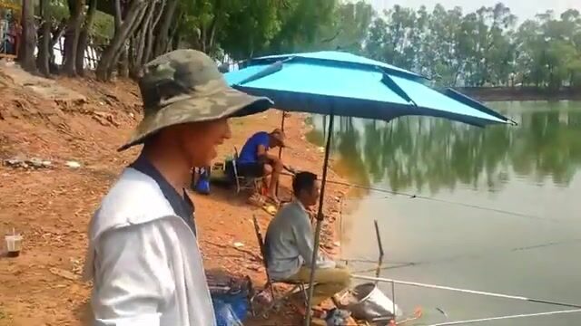 На озере Хотрам в Лонгане ловили мелкую рыбу, пока соседи поднимали крупную