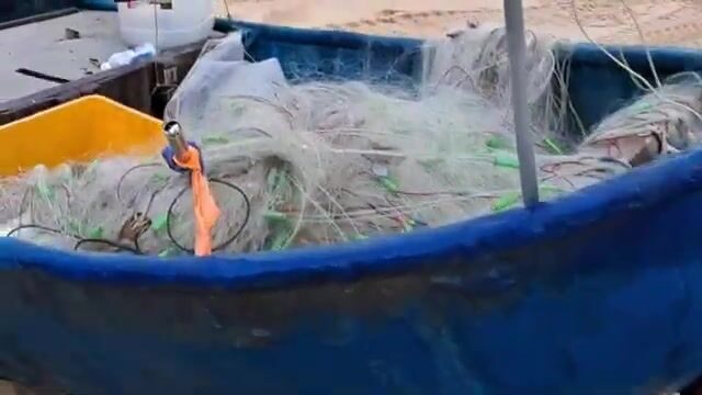 Встретили лодку с крабами и крупной рыбой на пляже Хотрам