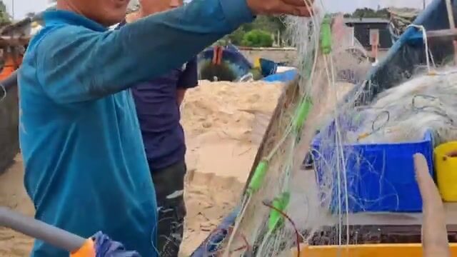 Встретили лодку с крабами и крупной рыбой на пляже Хотрам