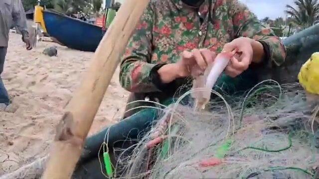 Встретили лодку с крабами и крупной рыбой на пляже Хотрам