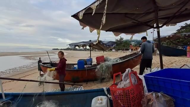 Встретили лодку с крабами и крупной рыбой на пляже Хотрам