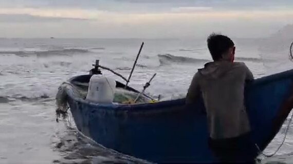 Встретили лодку с крабами и крупной рыбой на пляже Хотрам