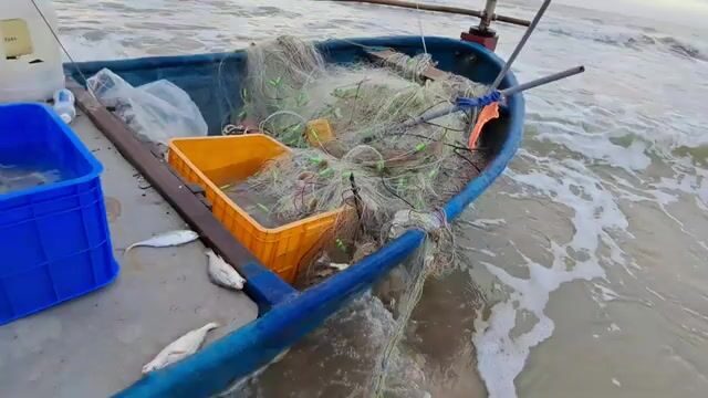 Встретили лодку с крабами и крупной рыбой на пляже Хотрам