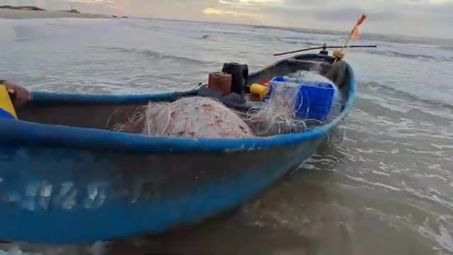 Встретили лодку с крабами и крупной рыбой на пляже Хотрам