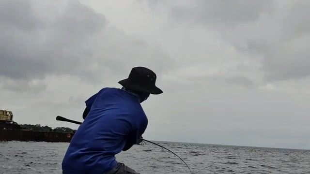 Береговая рыбалка в Экваториальной Гвинее на самоделку и желудки
