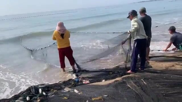 Утренний невод в Ниньчу и крупная морская рыба за двести тысяч донгов