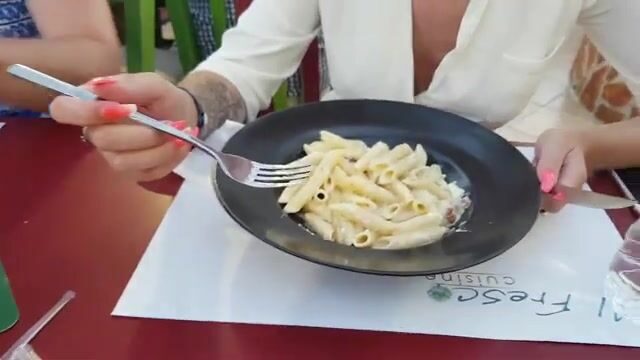 Ловля рыбы бутылкой с хлебом на пляже в Аликесе на Закинфе