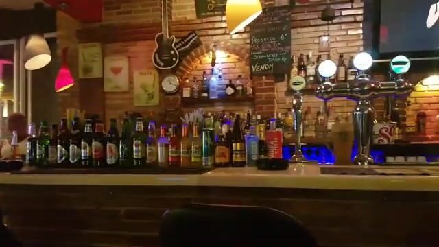 Ловля рыбы бутылкой с хлебом на пляже в Аликесе на Закинфе