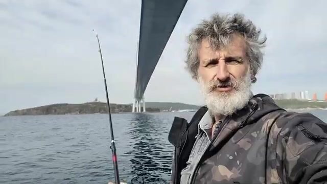 Береговая рыбалка под мостом на острове Русский закончилась морской звездой