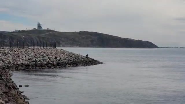 Береговая рыбалка под мостом на острове Русский закончилась морской звездой