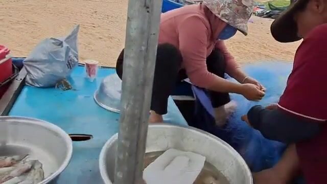 Живые креветки и кефаль в улове у Хотрама