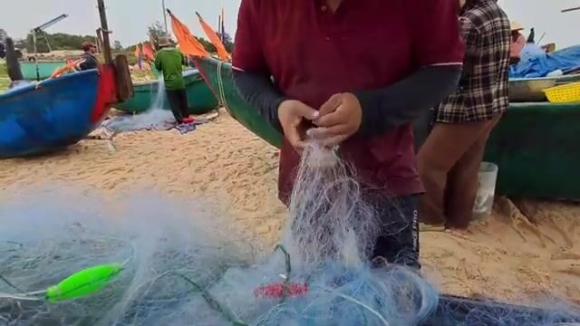 Живые креветки и кефаль в улове у Хотрама