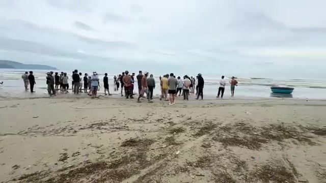 После тайфуна на пляже Микхе в Дананге местные снова тянут невод