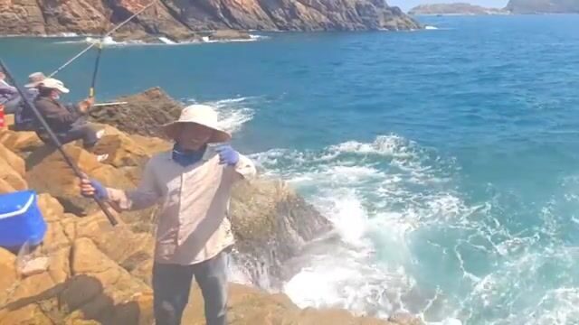 Вернулись к скалам Нёнхая и ловили на хлебное тесто