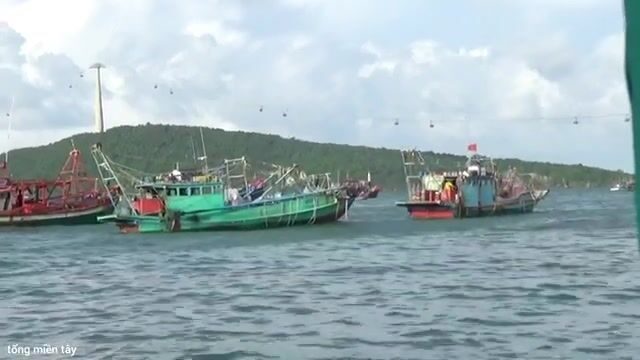 В порту Антхой на Фукуоке команда закупает воду и еду перед стоянкой