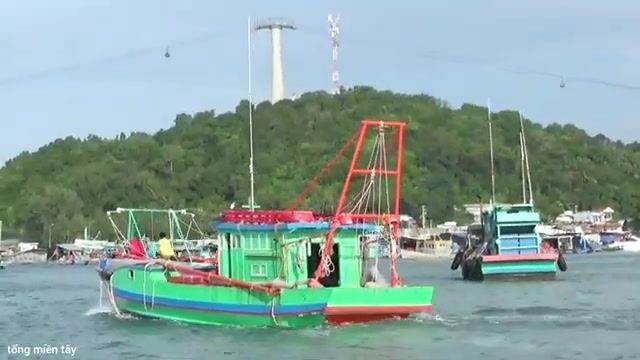 В порту Антхой на Фукуоке команда закупает воду и еду перед стоянкой