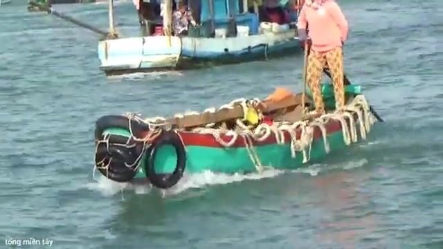В порту Антхой на Фукуоке команда закупает воду и еду перед стоянкой