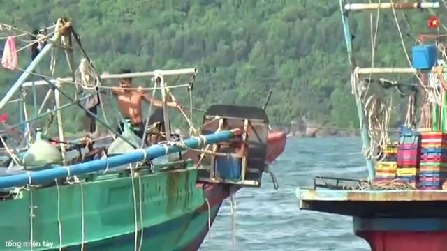 В порту Антхой на Фукуоке команда закупает воду и еду перед стоянкой