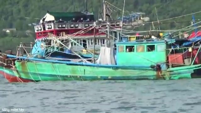 В порту Антхой на Фукуоке команда закупает воду и еду перед стоянкой