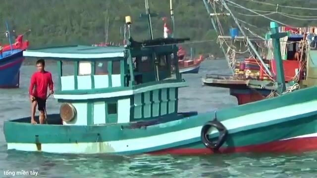 В порту Антхой на Фукуоке команда закупает воду и еду перед стоянкой