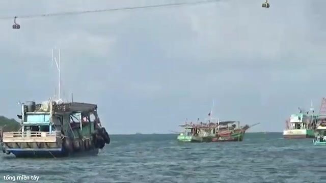 В порту Антхой на Фукуоке команда закупает воду и еду перед стоянкой
