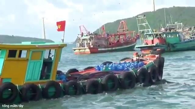 В порту Антхой на Фукуоке команда закупает воду и еду перед стоянкой