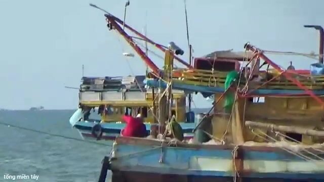 В порту Антхой на Фукуоке команда закупает воду и еду перед стоянкой