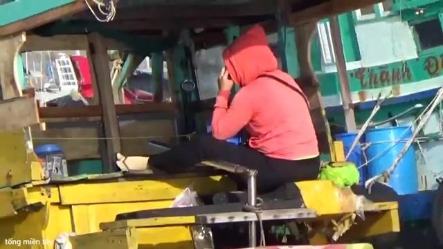 В порту Антхой на Фукуоке команда закупает воду и еду перед стоянкой
