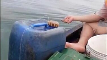 В море у острова Кото на маленькой деревянной лодке капитана