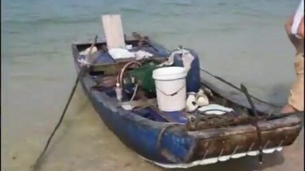 В море у острова Кото на маленькой деревянной лодке капитана