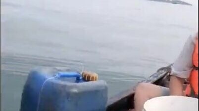 В море у острова Кото на маленькой деревянной лодке капитана