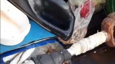 В море у острова Кото на маленькой деревянной лодке капитана