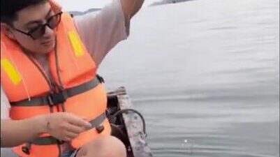 В море у острова Кото на маленькой деревянной лодке капитана