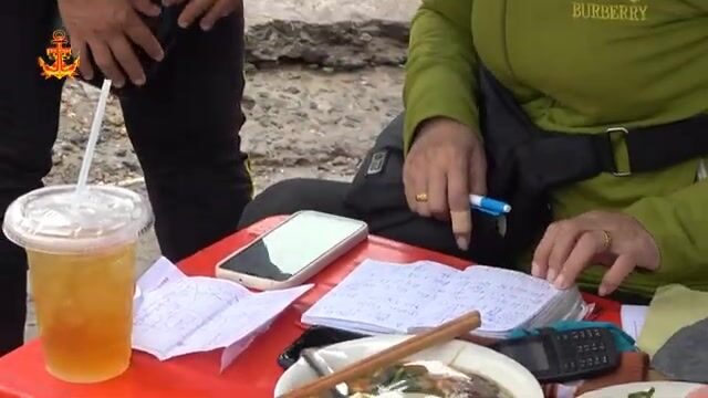 На берегу в Антхой смотрели свежий улов и ловушку на рыбью голову