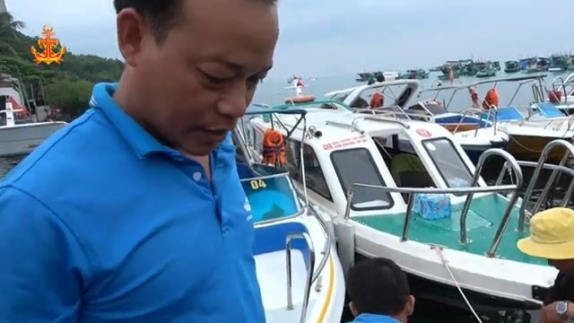 На берегу в Антхой смотрели свежий улов и ловушку на рыбью голову