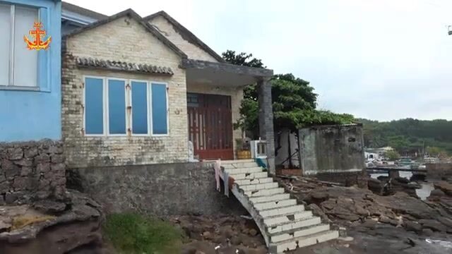 На берегу в Антхой смотрели свежий улов и ловушку на рыбью голову