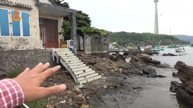 На берегу в Антхой смотрели свежий улов и ловушку на рыбью голову
