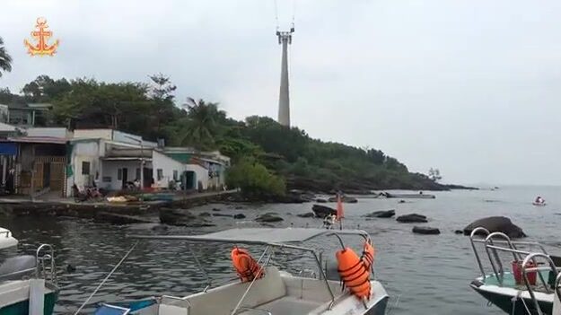 На берегу в Антхой смотрели свежий улов и ловушку на рыбью голову