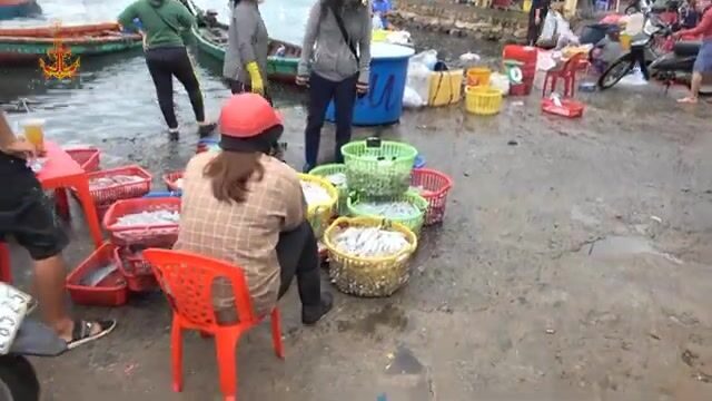 На берегу в Антхой смотрели свежий улов и ловушку на рыбью голову