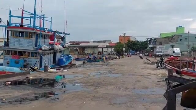 В порту Хамты в Куинёне после тайфуна Нору готовят суда к выходу