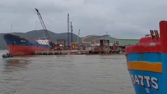 В порту Хамты в Куинёне после тайфуна Нору готовят суда к выходу