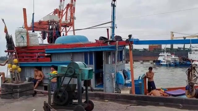 В порту Хамты в Куинёне после тайфуна Нору готовят суда к выходу