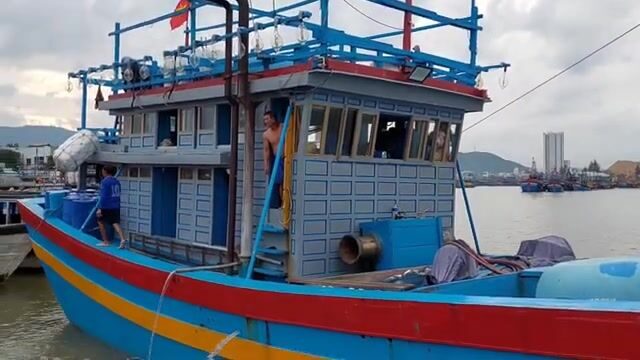 В порту Хамты в Куинёне после тайфуна Нору готовят суда к выходу