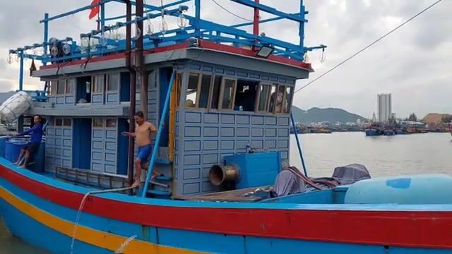 В порту Хамты в Куинёне после тайфуна Нору готовят суда к выходу