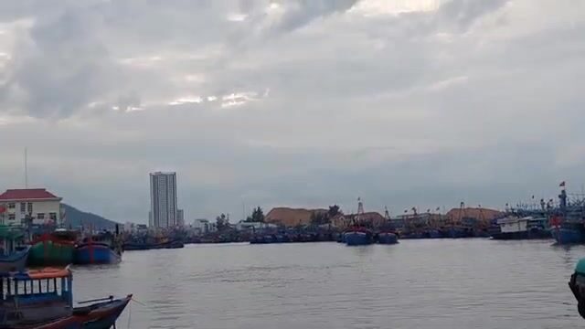 В порту Хамты в Куинёне после тайфуна Нору готовят суда к выходу