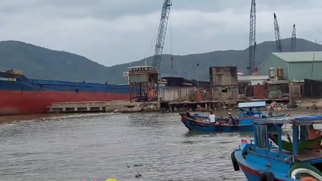 В порту Хамты в Куинёне после тайфуна Нору готовят суда к выходу